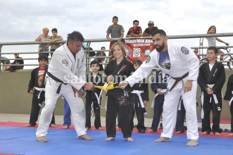 Benjamín Balbuena, el primer alumno graduado, recibió el cinturón amarillo.