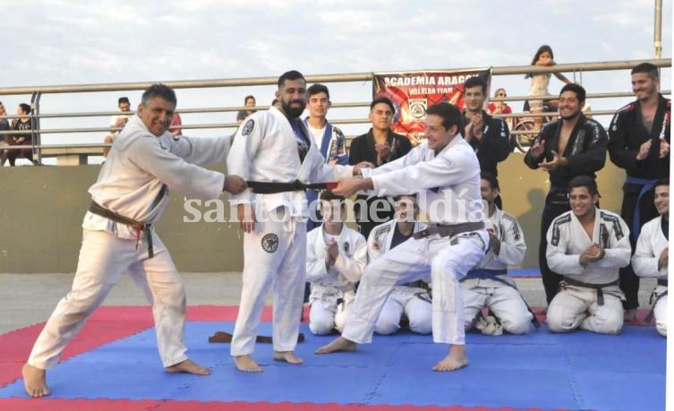 El profesor Leandro Villalba recibió el cinturón negro.