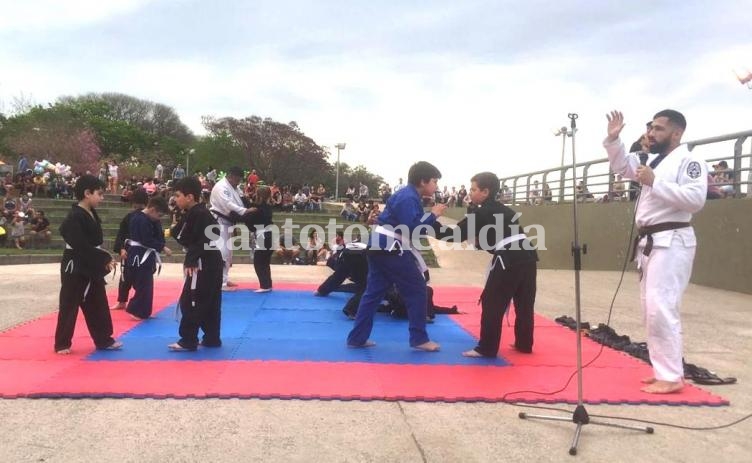 La Escuela Municipal de Jiu Jitsu realizó una exhibición en el anfiteatro    