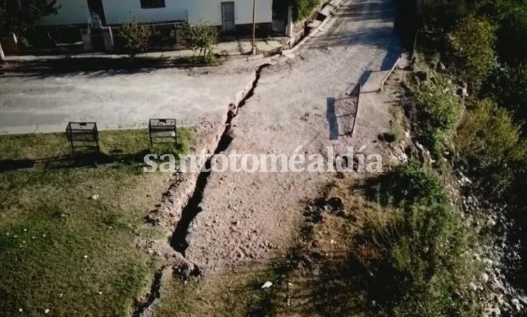 Diamante: una grieta en la tierra amenaza a un barrio entero
