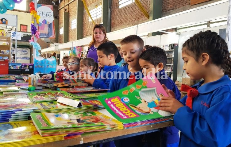 Alumnos del jardín municipal visitan la feria.