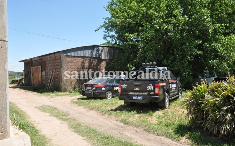 Parte trasera de la vivienda donde se produjo el violento robo. (Foto: Mario Ángel para santotomealdia)