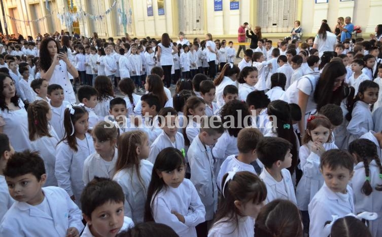 Alumnos de la escuela en el acto por el aniversario. (Foto: Municipalidad de Santo Tomé)