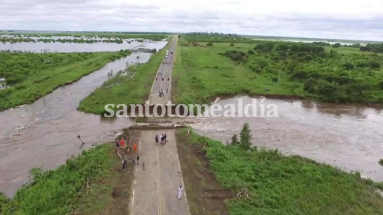 En las próximas horas decidirán si instalan un puente Bailey. (Foto: @jufarusf )