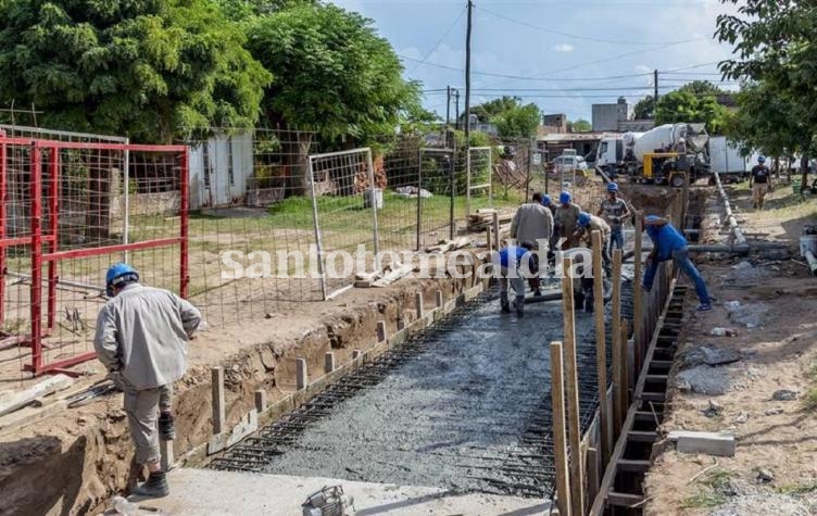 Suspenden a 23 trabajadores de una obra de desagüe en Villa Libertad