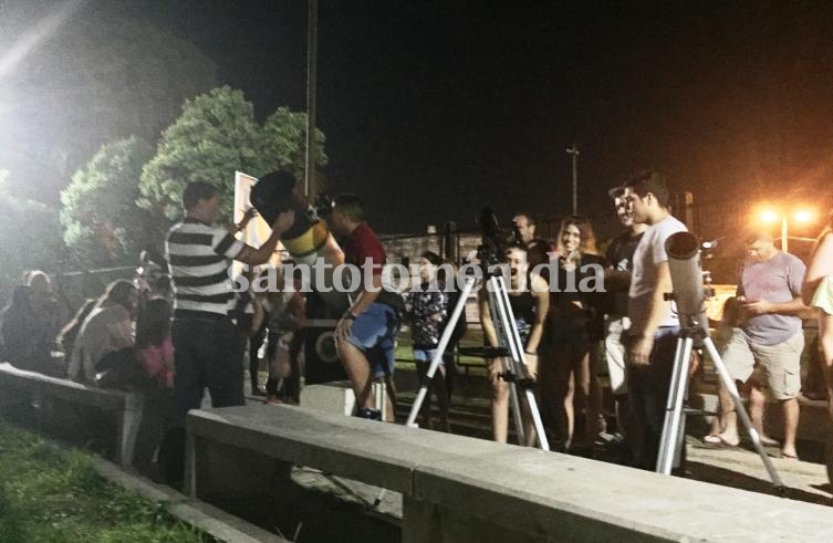 Más de mil personas apreciaron el eclipse de luna desde el Observatorio Astronómico Municipal. (Foto: Municipalidad de Santo Tomé)