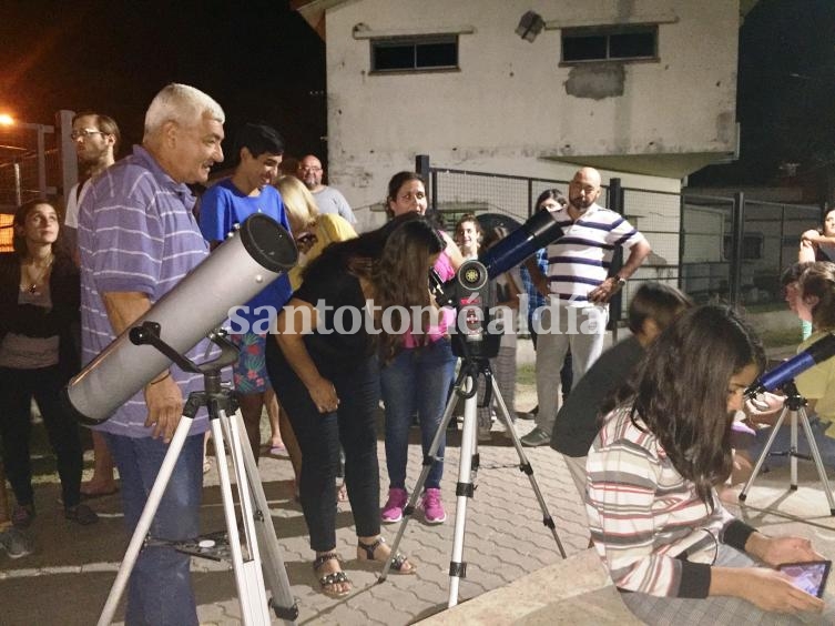 Más de mil personas apreciaron el eclipse de luna desde el Observatorio Astronómico Municipal. (Foto: Municipalidad de Santo Tomé)