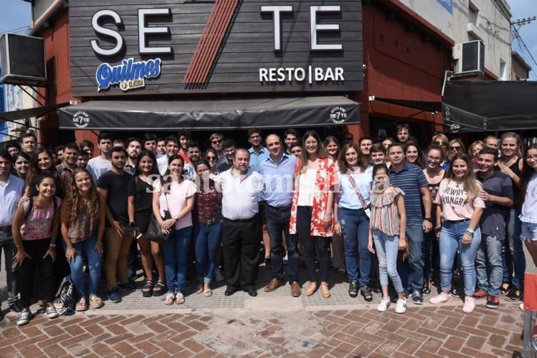 Luego de la presentación, Buniva, Corral y los demás referentes , posaron junto a parte del equipo de Cambiemos que participó del acto. (Cambiemos)