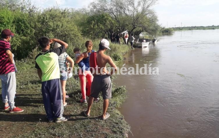 Se investiga si la niña cayó al ceder el terreno en la orilla del río, donde se encontraba pescando. (Foto: Gentileza LT 10)