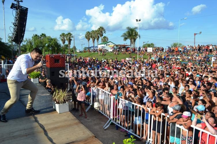 Los Bam Band también pasaron por el escenario, ante una multitud. (Foto: Municipalidad de Santo Tomé)