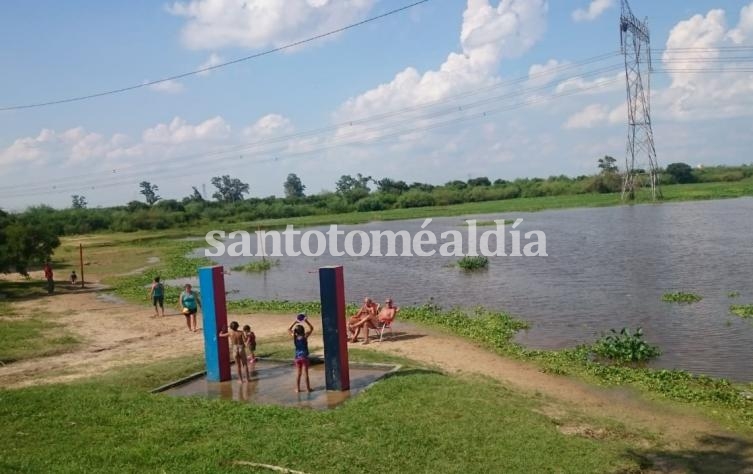 Algunas personas van al balneario pese a la inhabilitación.