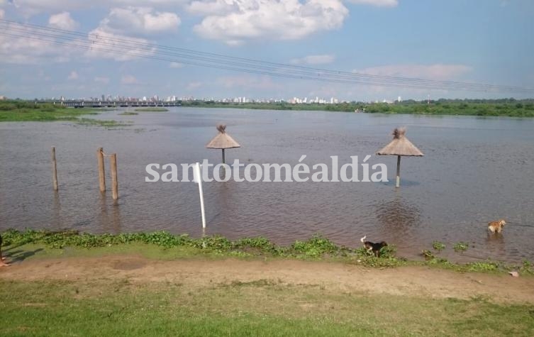 El agua del Salado ganó buena parte de la playa en el balneario municipal.