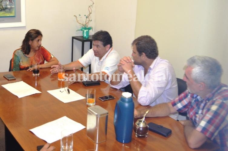 Funcionarios municipales y provinciales se reunieron por la crecida del río. (Foto: Municipalidad de Santo Tomé)