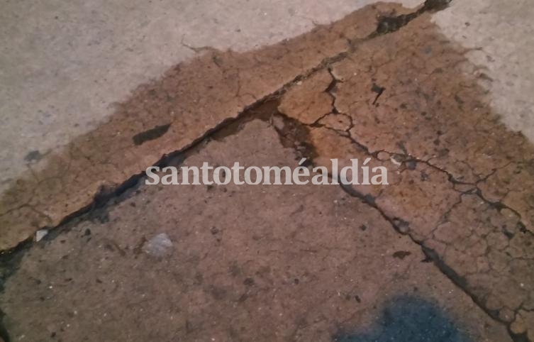 Reclaman por una pérdida de agua en calle Juan de Garay al 1500