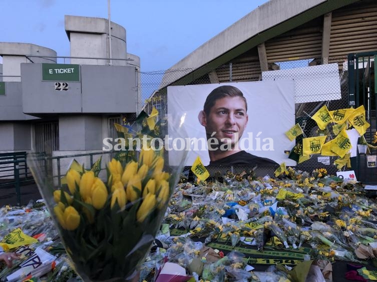 Se multiplican las muestras de afecto a Emiliano Sala fuera del estadio de Nantes.