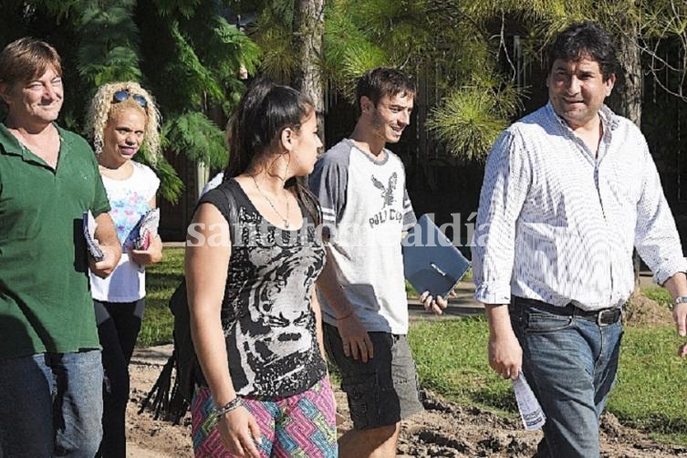 Carlos Clemente se reunió con vecinos y acompañó el reclamo. (Foto: archivo)