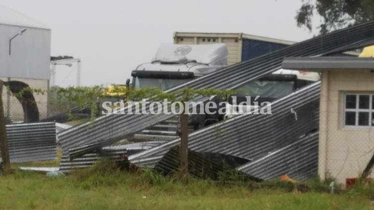 Varios inmuebles sufrieron roturas por la tormenta. (Foto: Municipalidad de Santo Tomé)