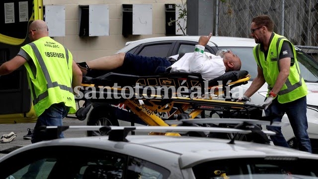 Una ambulancia auxilia a uno de los heridos durante el ataque a una mezquita en la localidad de Christchurch, en Nueva Zelanda. (Foto: AP)
