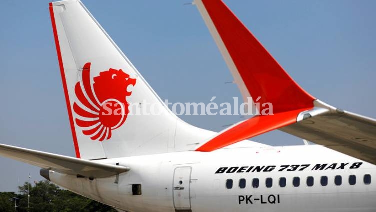 Los pilotos de Lion Air revisaron desesperadamente el manual de vuelo mientras el avión caía