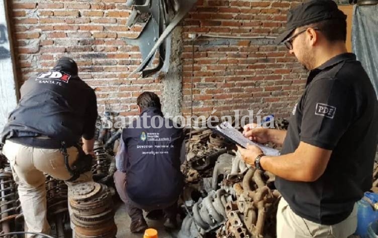 Se realizaron allanamientos en tres locales donde se desarmaban autos y vendían las partes. (Uno Santa Fe)