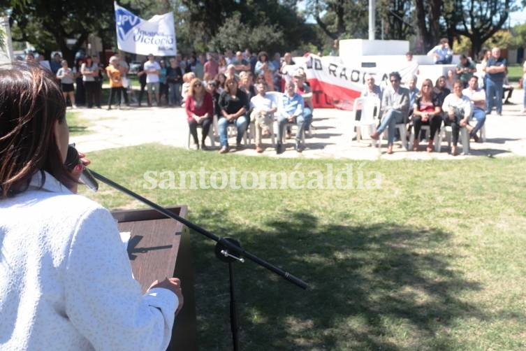 Daniela Qüesta encabezó el acto por el Día de la Memoria. (Foto: Municipalidad de Santo Tomé)