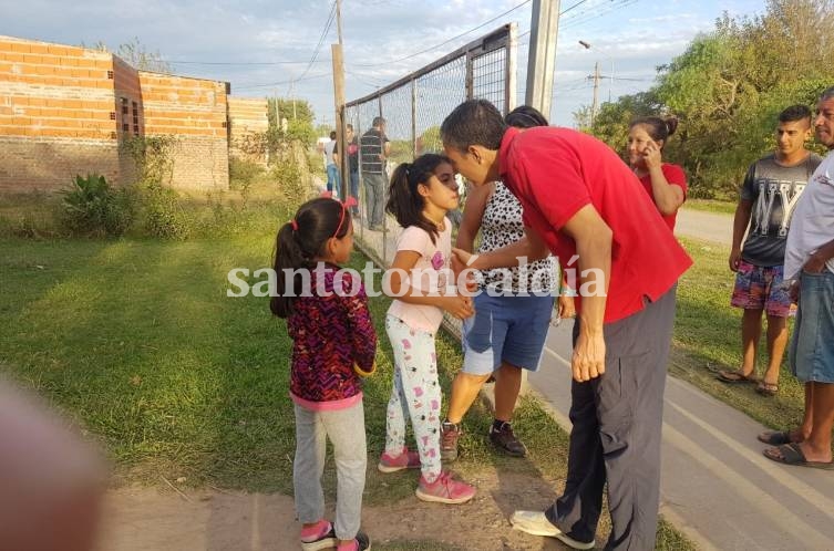 Pusineri dialogó con vecinos de barrio Las Vegas. (Foto: Gentileza)