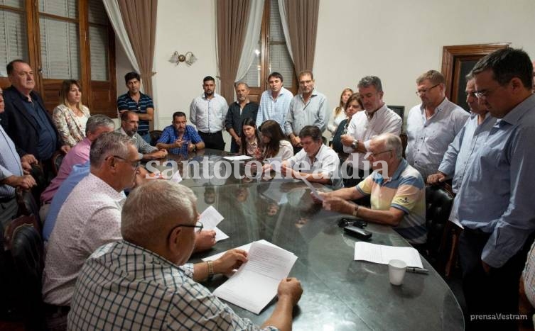 Gremios municipales e intendentes acordaron la política salarial