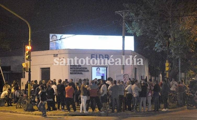 La presentación se realizó en el local de Luján y 9 de Julio, con gente que observó desde el exterior.