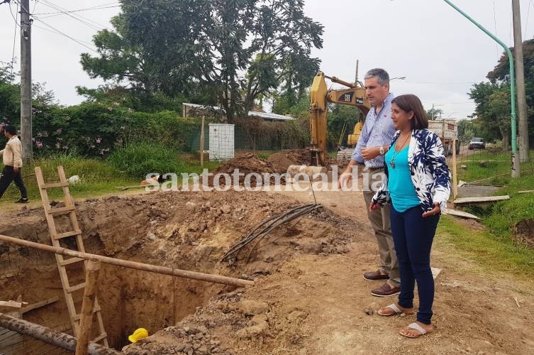 Se construye el empalme, por calle Pedroni, de los dos tramos del conducto construidos a lo largo de Roverano y Chapeaurouge. (Municipalidad de Santo Tomé)