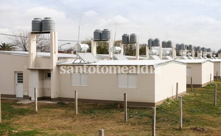La provincia ya entregó 321 casas equipadas con calefones solares