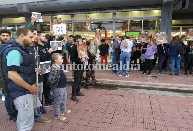 Amigos y familiares de Gonzalo Fernández marcharon por la ciudad a un mes de su asesinato.