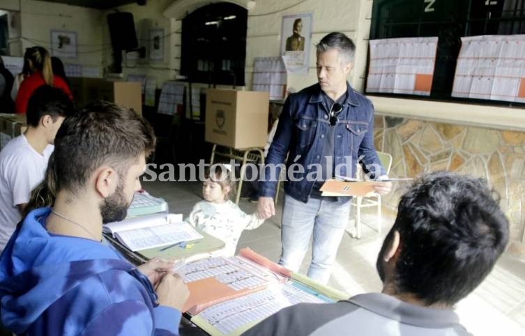 Votó el precandidato a diputado por Sumar, Leandro Busatto