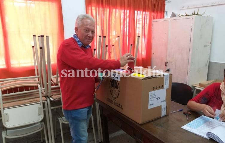 Víctor Camerano votó por primera vez como precandidato