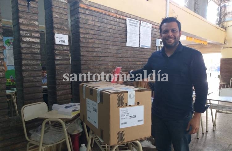 Rodrigo Alvizo emitió su voto 