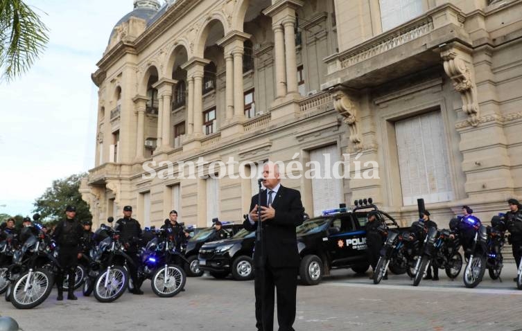 Lifschitz entregó vehículos a la Unidad Regional I de la Policía