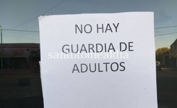 Un cartel informa el cierre de la guardia de adultos en el efector.