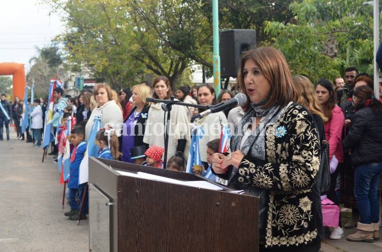 La intendente Qüesta encabezó los actos del 25 de Mayo