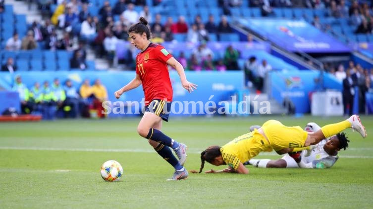 Lucía García elude a la arquera y marca el tercer gol de España ante Sudáfrica. (FIFA)