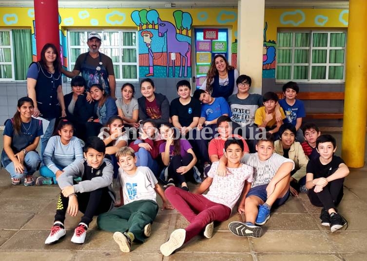 El artista Mario Lange pintó dos murales en escuelas de la ciudad