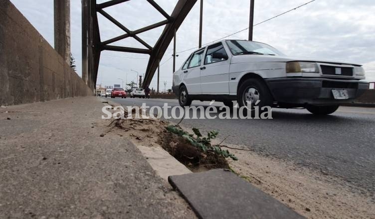 La falta de limpieza y mantenimiento, una constante en la historia del puente. (Foto: santotomealdia)