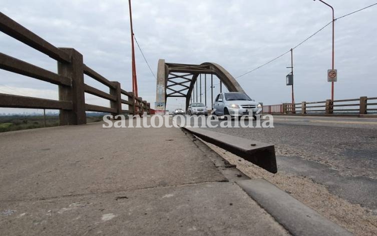 Los perfiles de hierro de las veredas muchas veces fueron objetos de robo, pero también representan un peligro para el tránsito de motos y bicicletas. (Foto: santotomealdia)