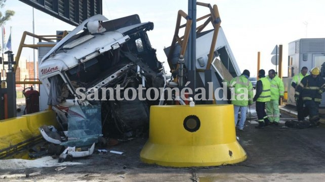 El camión impactó contra la cabina de peaje y se llevó puesto un Fiat Fiorino con seis ocupantes. (Foto: La Capital)