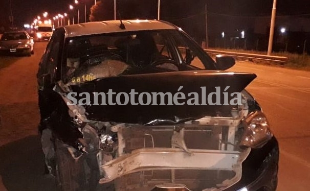 Fuerte choque entre una camioneta y un taxi en la Ruta 19