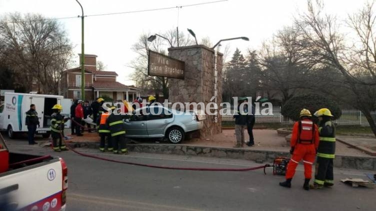3 muertos por el choque de un auto contra un puente en Córdoba. (Foto: El Doce)