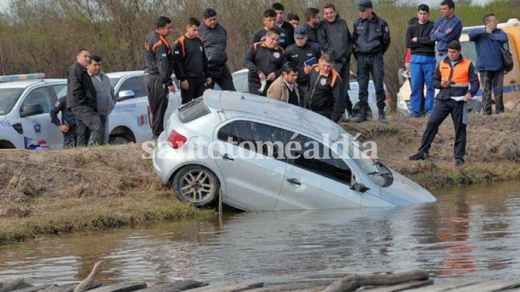 Cayó con el auto a un canal y se fue a dormir: su acompañante murió ahogado