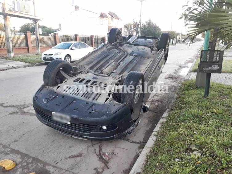 Tras la maniobra, el C4 quedó estacionado junto al cordón, pero con las ruedas hacia arriba. (Foto: Aire Digital)