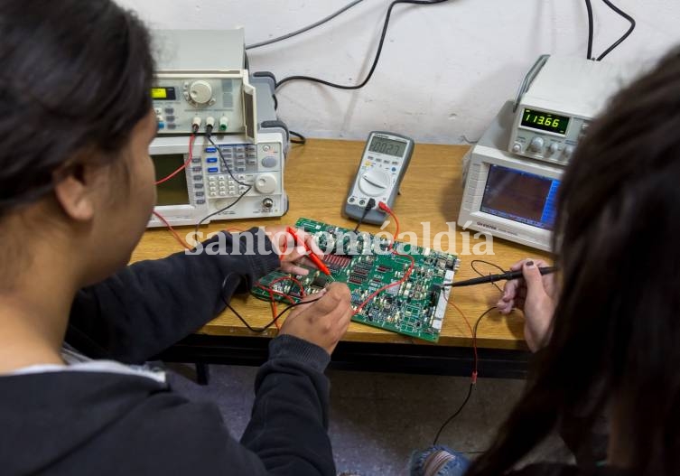 Las escuelas técnicas santafesinas incrementan su matrícula y captan aún más el interés de las mujeres