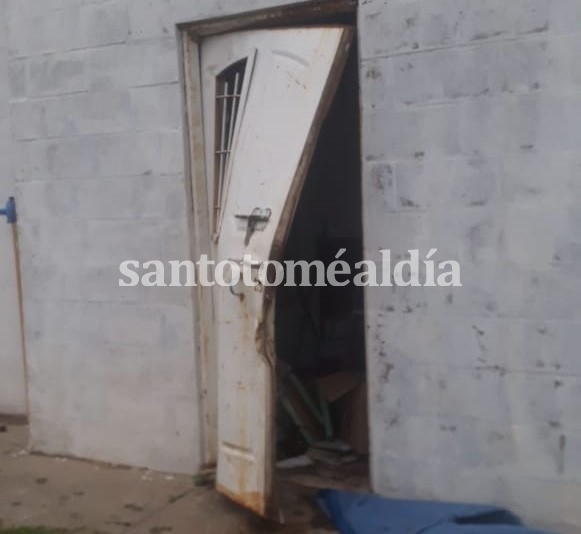 Una puerta destruida por el accionar de los delincuentes. (Foto: Gentileza)