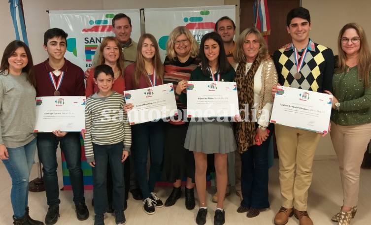 Distinguen a cuatro estudiantes santafesinos que viajarán a la NASA