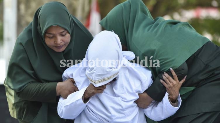 Azotan en público a una pareja por tener relaciones sexuales premaritales en Indonesia